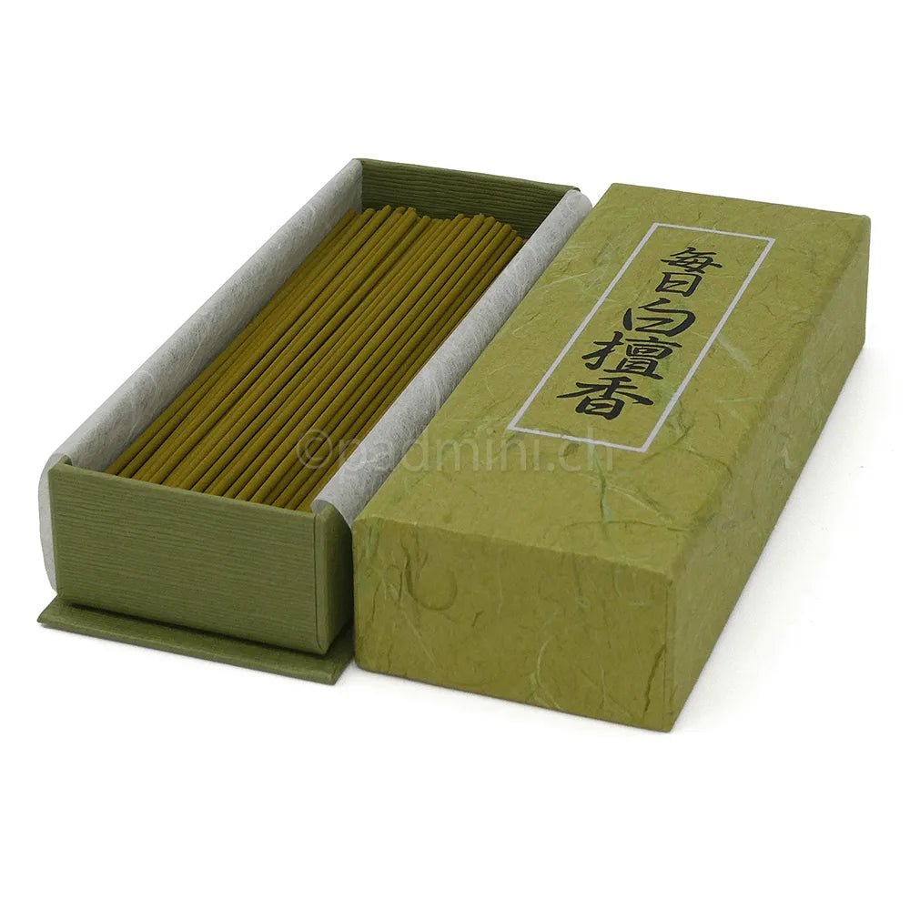 Geöffnete Schachtel Nippon Kodo Mainichi Byakudan mit japanischen Sandelholz-Räucherstäbchen und grüner Originalverpackung.
