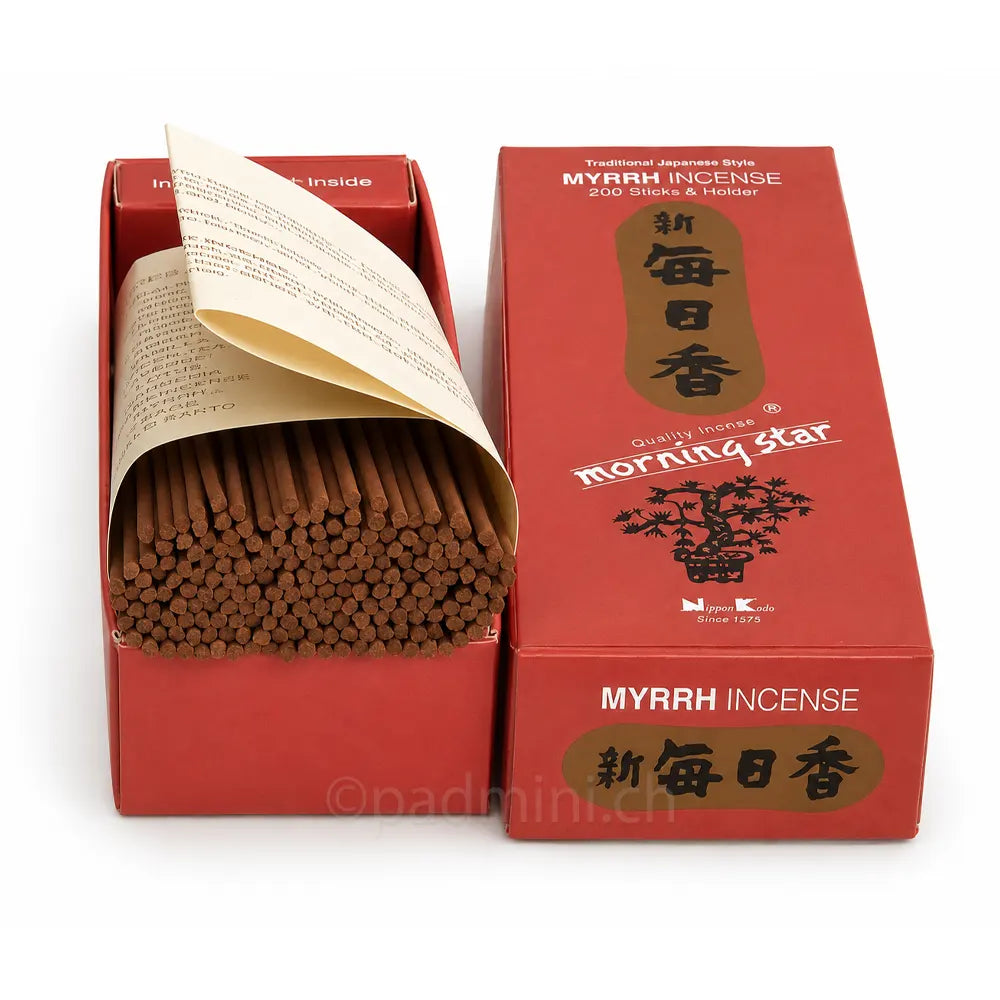 Geöffnete 200-Stück-Packung Nippon Kodo Morning Star Myrrhe mit sichtbaren japanischen Räucherstäbchen und Originalverpackung.