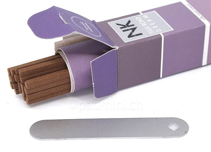 Nippon Kodo NK Silk Road Dream japanische Räucherstäbchen in geöffneter Originalverpackung mit beiliegendem Räucherstäbchenhalter.