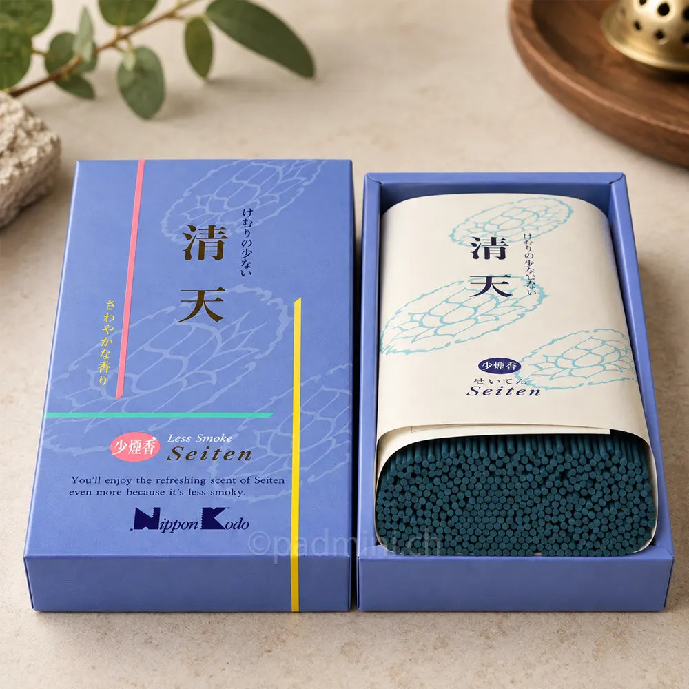 Geöffnete 200-g-Schachtel Nippon Kodo Seiten mit zahlreichen blauen japanischen Räucherstäbchen und Originalverpackung.