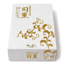 Nippon Kodo Shikun Byakudan Sandelholz Räucherstäbchen 180 g in weisser Schachtel mit goldfarbenem Blumenornament