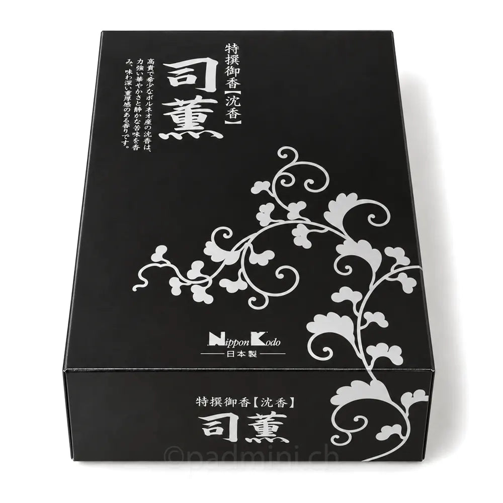 Nippon Kodo Shikun Jinkoh Adlerholz Räucherstäbchen 180 g in schwarzer Schachtel mit weissem Blumenornament