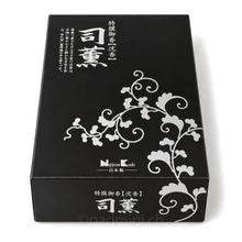 Nippon Kodo Shikun Jinkoh Adlerholz Räucherstäbchen 180 g in schwarzer Schachtel mit weissem Blumenornament