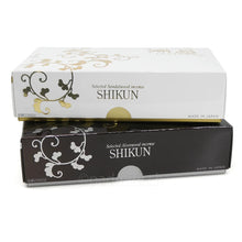 Zwei aufeinanderliegende Packungen Nippon Kodo Shikun Sandalwood und Aloeswood
