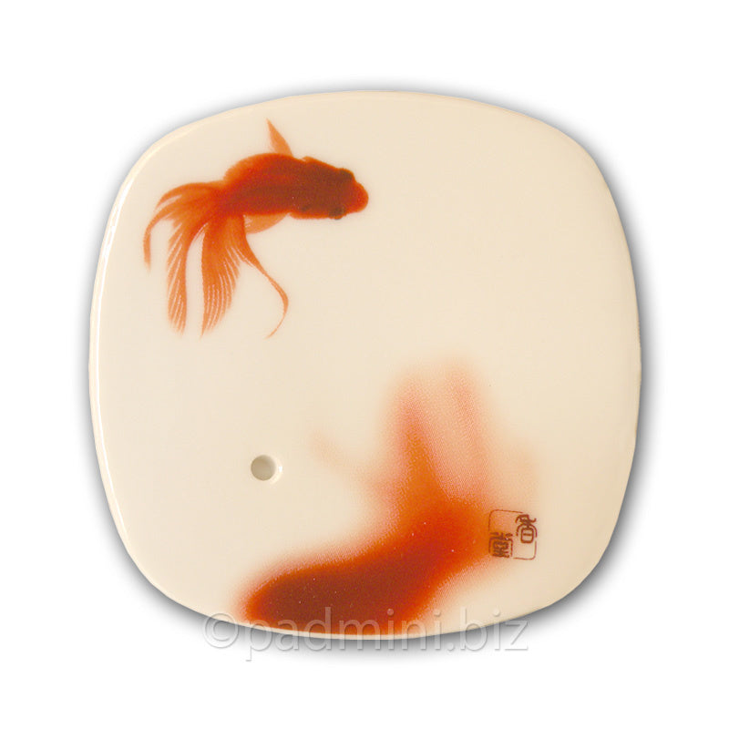 Nippon Kodo Yume no Yume Räucherstäbchenhalter aus Keramik mit Goldfisch-Motiv auf weissfarbenem Grund.