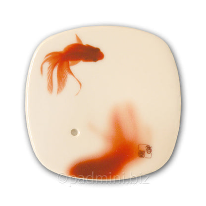 Nippon Kodo Yume no Yume Räucherstäbchenhalter aus Keramik mit Goldfisch-Motiv auf weissfarbenem Grund.