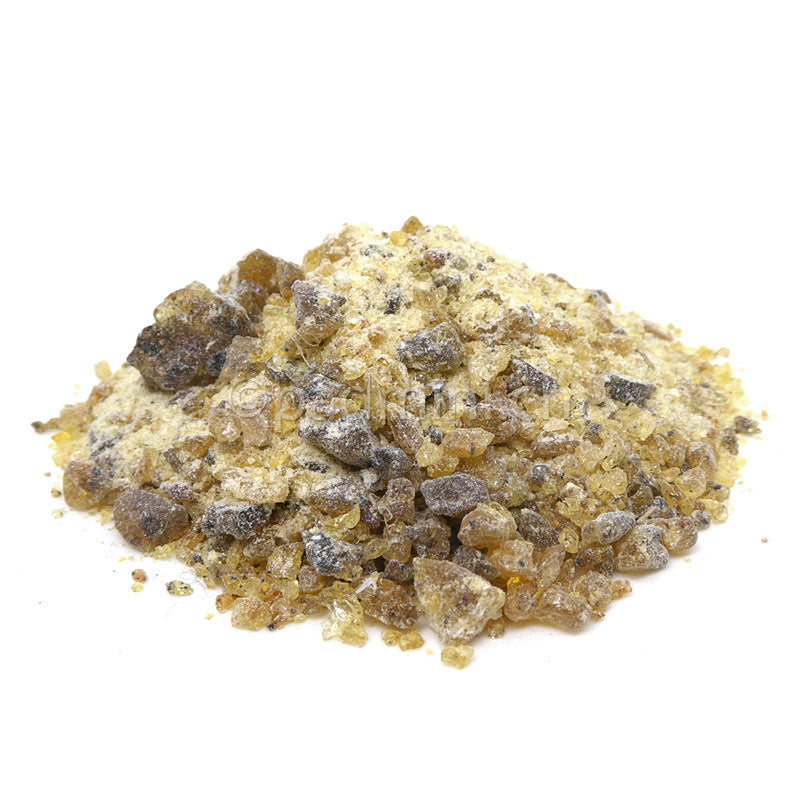 Omumbiri-Myrrhe aus Namibia (Commiphora wildii) als gelblich-braunes Räucherharz in Pulverform und kleinen, unregelmässigen Fragmenten.