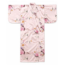 Rosa Seiden-Yukata mit Kranichen, Pfingstrosen und floralen Motiven