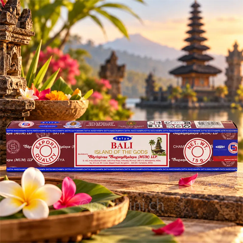 Satya Bali Räucherstäbchen von Shrinivas Sugandhalaya (MUM) LLP in der 15-g-Packung vor tropischer Bali-Kulisse mit Tempel, Blumen und üppiger Vegetation.