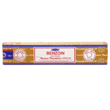 Satya Benzoin MUM Räucherstäbchen 15 g in goldbrauner Verpackung mit rotem Benzoin-Schriftzug, Einzelpackung und Displaykarton