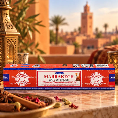 Satya Marrakech Räucherstäbchen von Shrinivas Sugandhalaya (MUM) LLP in der 15-g-Packung vor marokkanischer Kulisse mit Laternen, Gewürzen und Palmen.