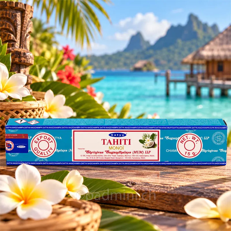 Satya Tahiti Räucherstäbchen von Shrinivas Sugandhalaya (MUM) LLP in der 15-g-Packung vor tropischer Tahiti-Kulisse mit Lagune, Wasserbungalows und Frangipani-Blüten.