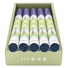 Detailansicht der dunkelblauen Shoyeido Gozan Räucherstäbchen in geöffneten japanischen Rollenverpackungen.