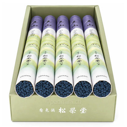 Detailansicht der dunkelblauen Shoyeido Gozan Räucherstäbchen in geöffneten japanischen Rollenverpackungen.