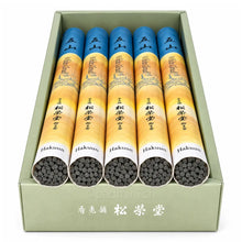 Detailansicht der grauen Shoyeido Hakuun Räucherstäbchen in geöffneten japanischen Rollenverpackungen.