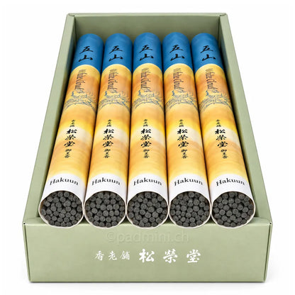 Detailansicht der grauen Shoyeido Hakuun Räucherstäbchen in geöffneten japanischen Rollenverpackungen.