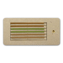 Shoyeido Incense Road Pocket Set mit sechs japanischen Räucherstäbchen in drei Farben in flacher Verpackung