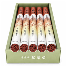 Detailansicht der rotbraunen Shoyeido Kinkaku Räucherstäbchen in geöffneten japanischen Rollenverpackungen.