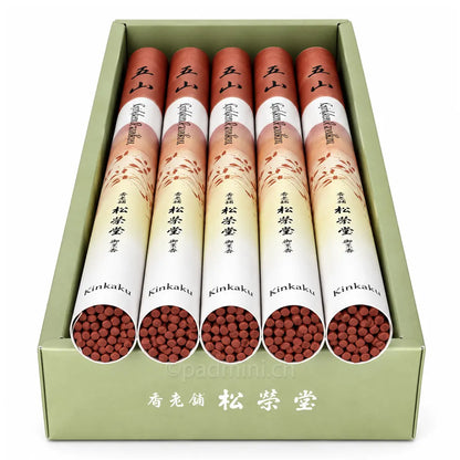 Detailansicht der rotbraunen Shoyeido Kinkaku Räucherstäbchen in geöffneten japanischen Rollenverpackungen.
