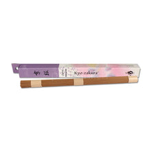 Shoyeido Kyo-Zakura Kyoto Cherry Blossoms Räucherstäbchen mit braunen Stäbchen und violett-rosa Originalverpackung