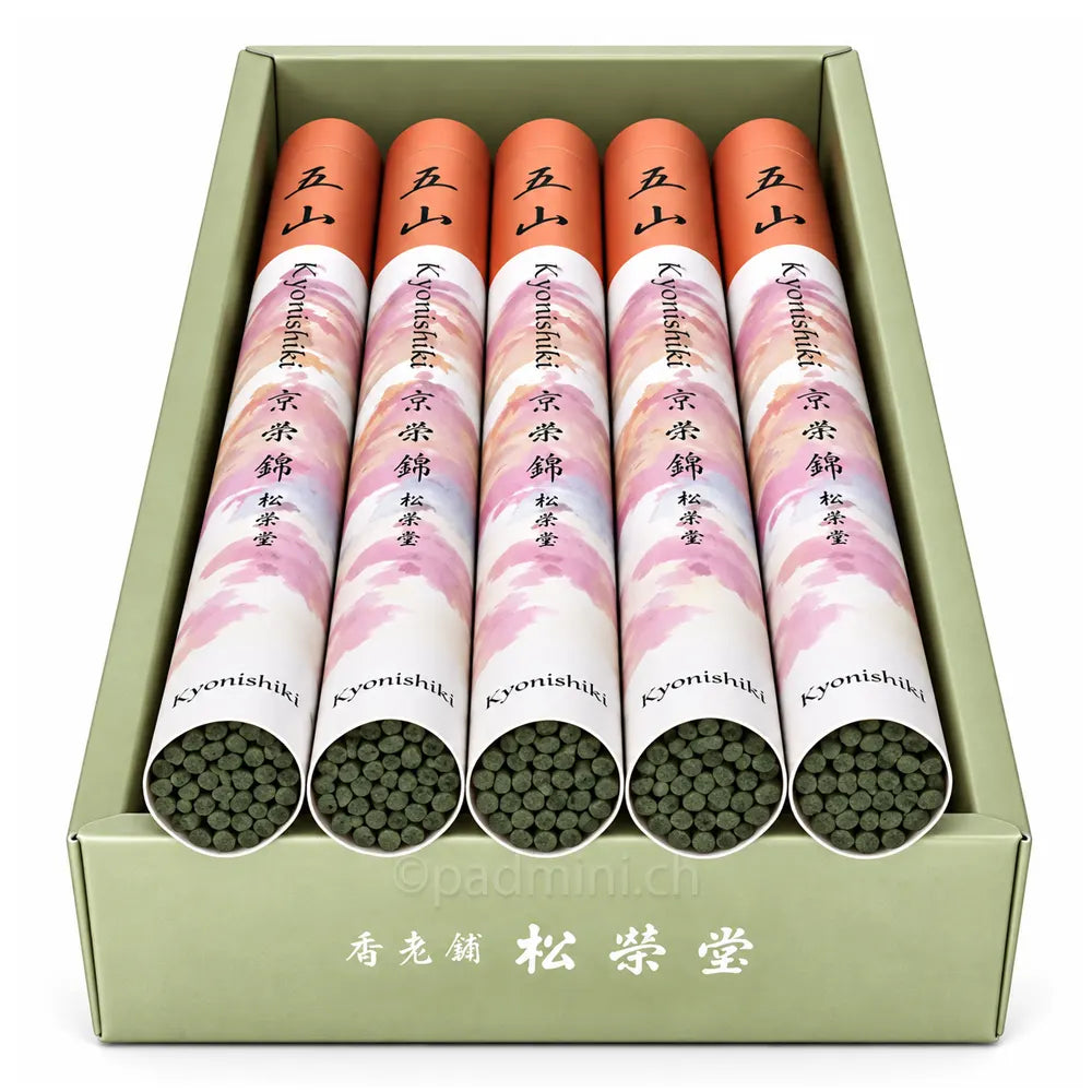 Detailansicht der dunkelgrünen Shoyeido Kyonishiki Räucherstäbchen in geöffneten japanischen Rollenverpackungen.