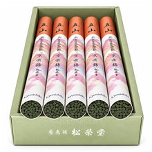 Detailansicht der dunkelgrünen Shoyeido Kyonishiki Räucherstäbchen in geöffneten japanischen Rollenverpackungen.