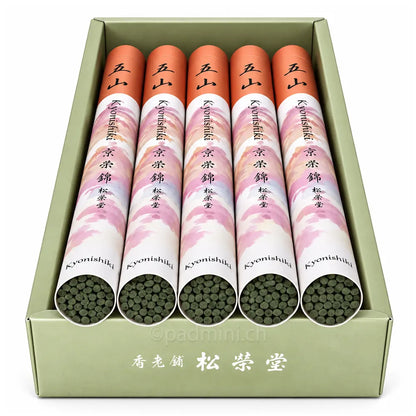 Detailansicht der dunkelgrünen Shoyeido Kyonishiki Räucherstäbchen in geöffneten japanischen Rollenverpackungen.