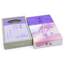 Geöffnete Schachtel Shoyeido Kyozakura mit 490 japanischen Räucherstäbchen in grünlicher Farbe und dekorativer Originalverpackung.