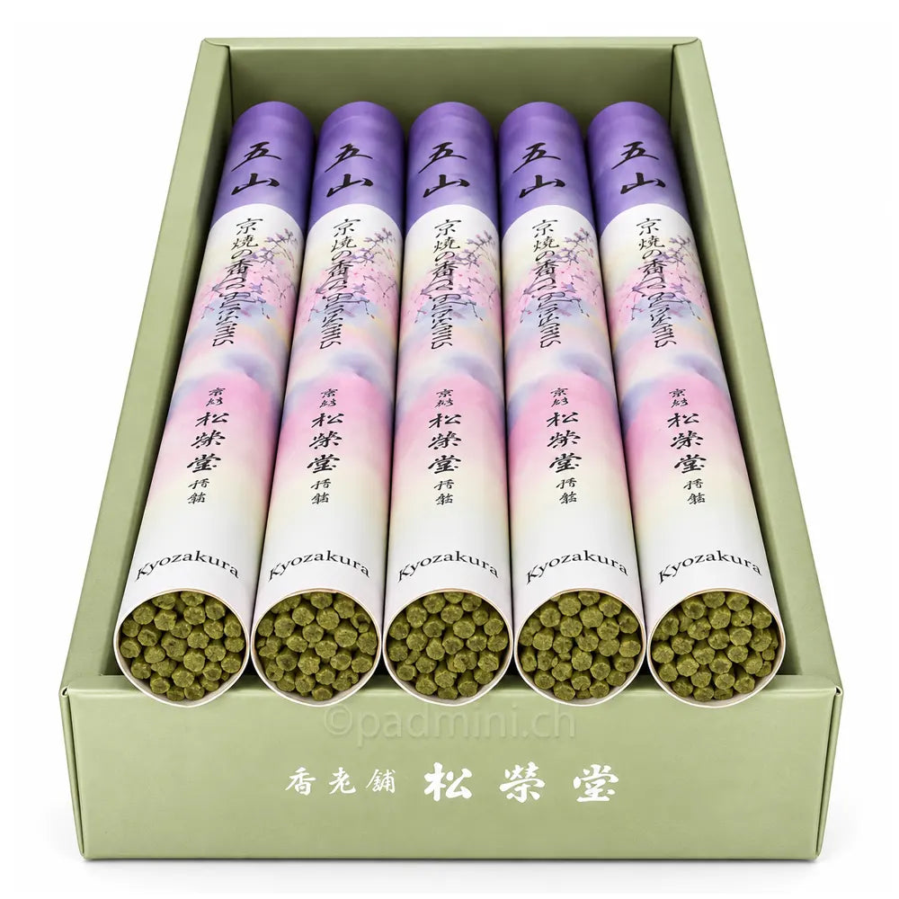 Detailansicht der grünlichen Shoyeido Kyozakura Räucherstäbchen in geöffneten japanischen Rollenverpackungen.