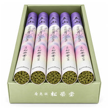 Detailansicht der grünlichen Shoyeido Kyozakura Räucherstäbchen in geöffneten japanischen Rollenverpackungen.