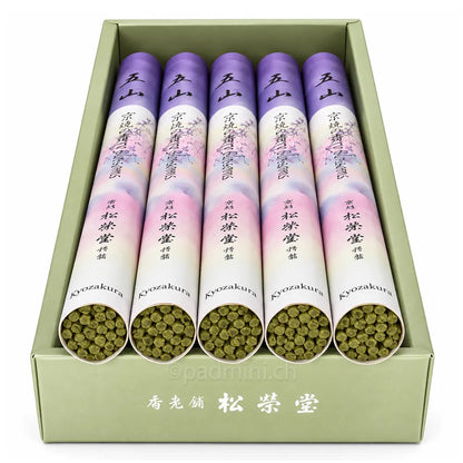 Detailansicht der grünlichen Shoyeido Kyozakura Räucherstäbchen in geöffneten japanischen Rollenverpackungen.