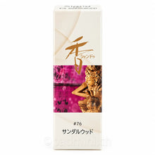 Shoyeido Xiang Do Sandalwood Nr. 76 japanische Räucherstäbchen in cremefarbener Verpackung mit traditioneller japanischer Figur