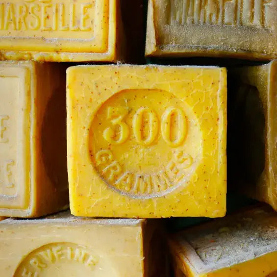 Traditionelle Seifenstücke aus Marseille, im Kessel gekocht