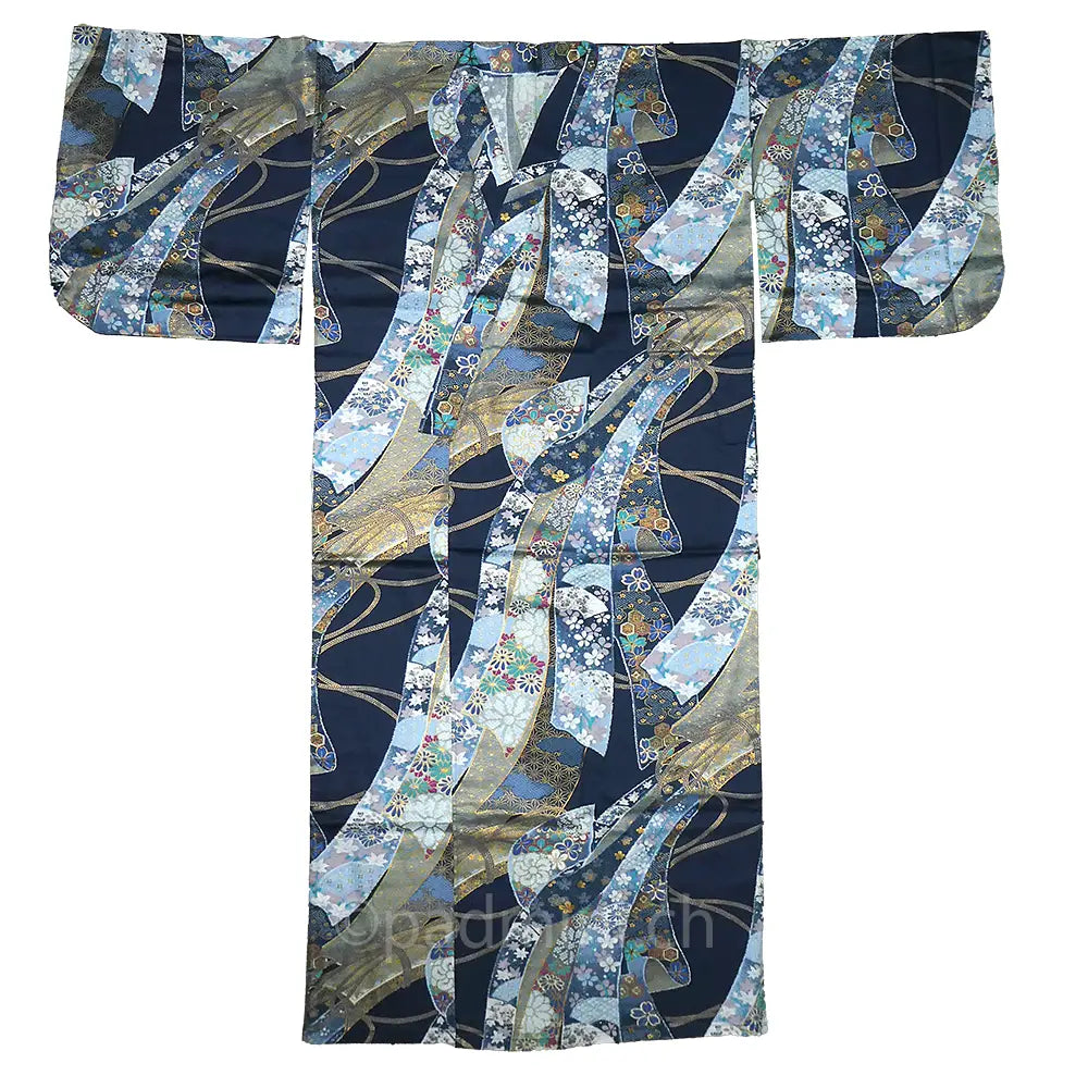 Traditioneller japanischer Yukata aus 100 % Baumwolle in Dunkelblau mit fliessendem floralem Muster in Blau-, Weiss- und Goldtönen