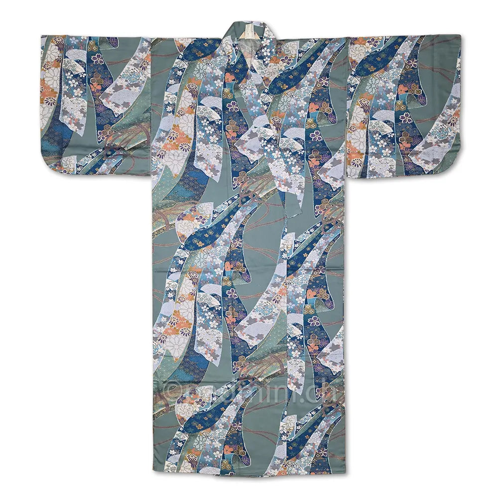 Traditioneller japanischer Yukata aus 100 % Baumwolle in Grün- und Blautönen mit fliessenden floralen Mustern