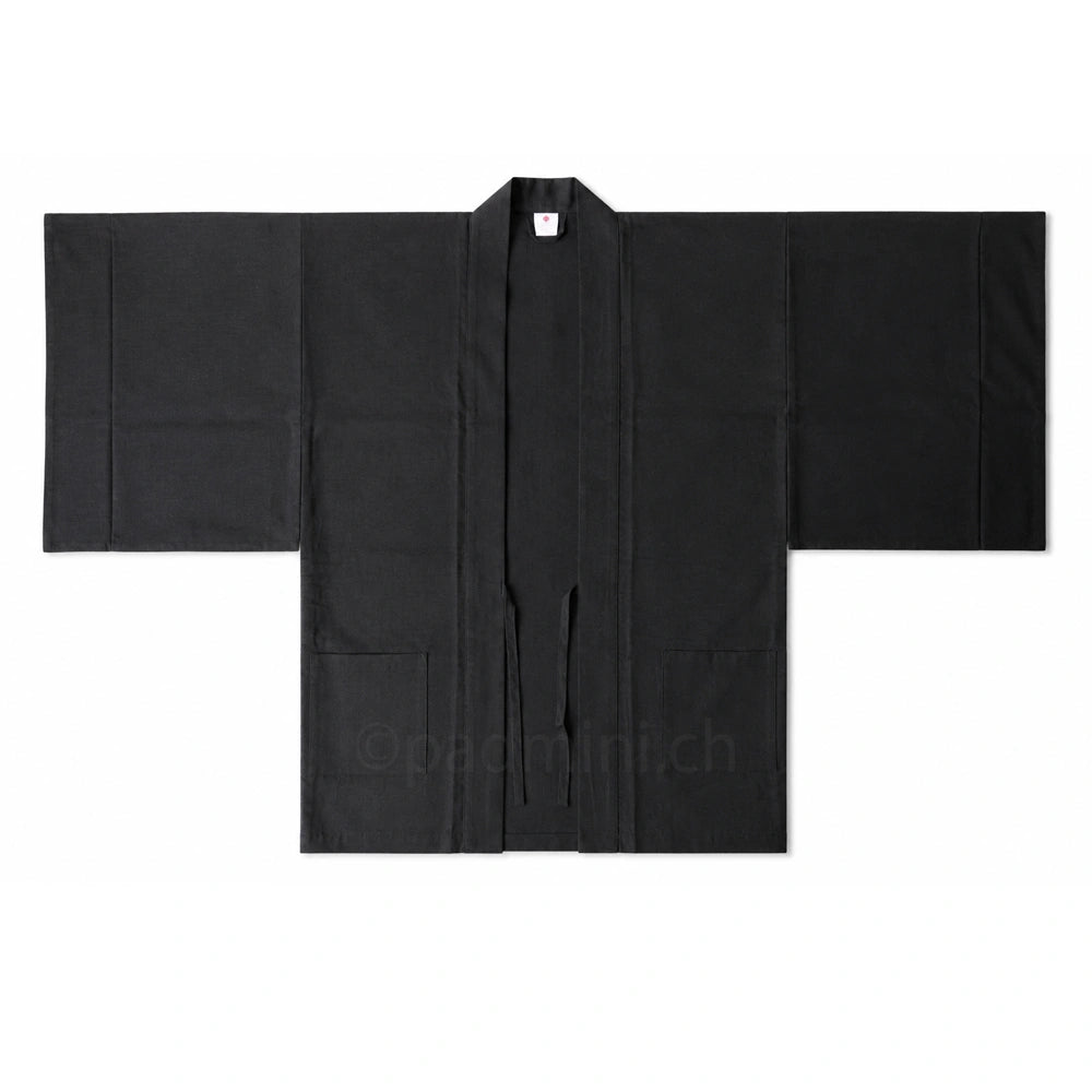 Veste haori japonaise traditionnelle en coton shantung noir, présentée à plat, fabriquée à Kyoto.