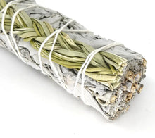 Detailansicht eines 10 cm langen Räucherbündels aus weissem Salbei und Sweetgrass