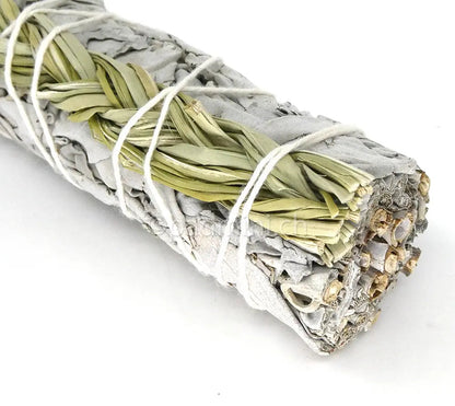 Detailansicht eines 10 cm langen Räucherbündels aus weissem Salbei und Sweetgrass
