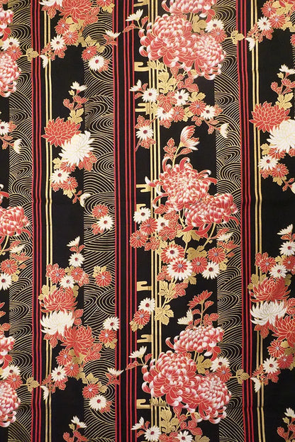 Yukata pour femme, en coton, avec un imprimé de chrysanthèmes sur fond noir.